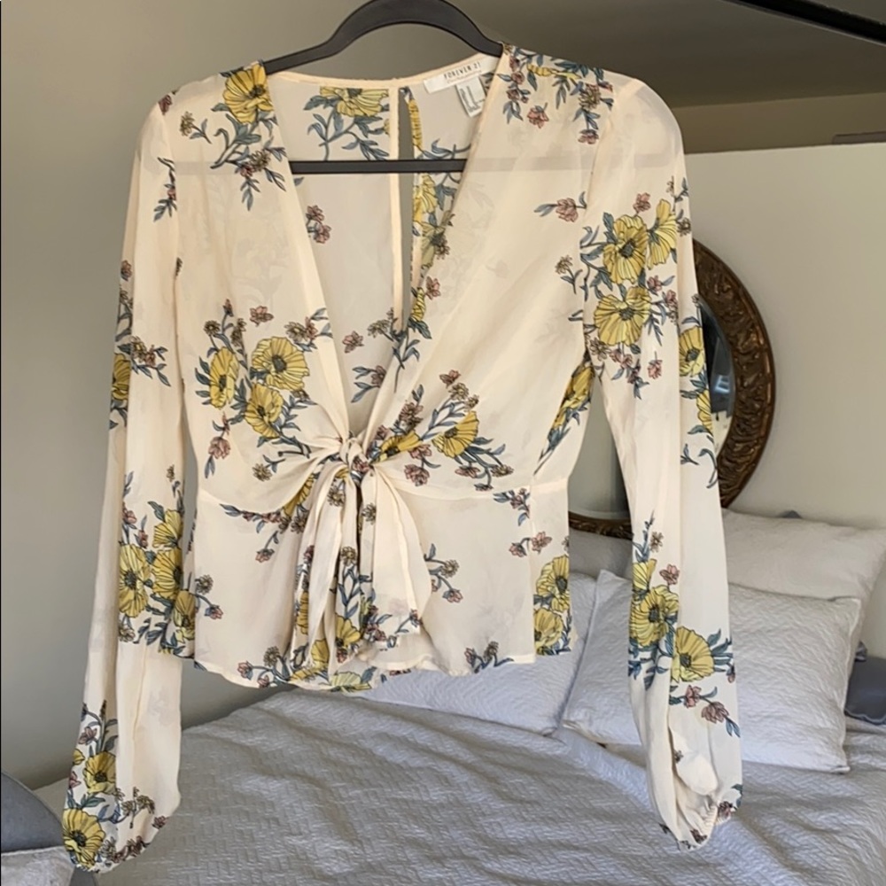 Creamy tie front floral top!
